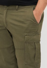Olijf groene cargo broek gemaakt van duurzaam materiaal, met een zijzak, riemlussen en een knoopsluiting. Soepele textuur en rechte snit.