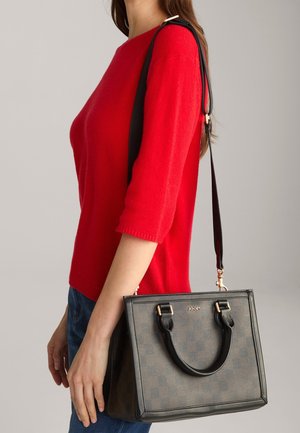 Torebka w czarno-brązowy wzór z dwoma górnymi uchwytami i regulowanym paskiem na ramię, ozdobiona złotym logo i o prostokątnym kształcie.