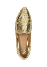 Gouden metalen instapper met een spitse neus en ronde gouden studs, met een brede band over de bovenkant en een gevoerde inlegzool.