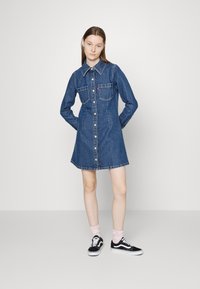 Levi's® SABINE DRESS Robe en jean mid marble/denim bleu