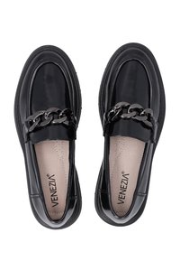 Schwarze Lackleder Slipper mit einem silbernen Kettenakzent über dem Spann, runden Zehen und strukturierten Innensohlen.