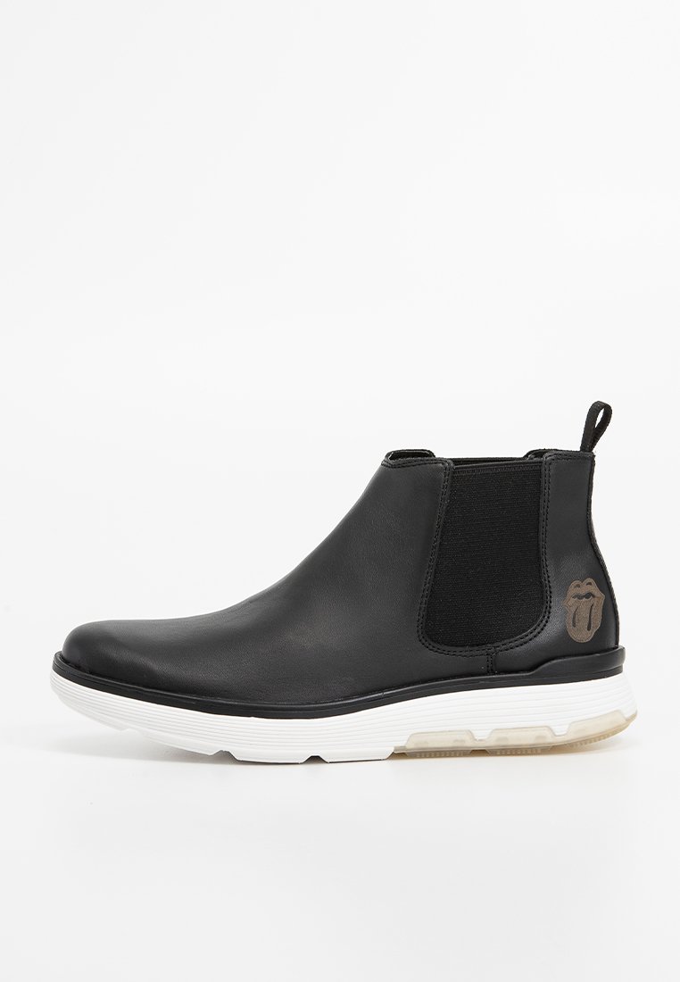 Schwarze Lederstiefelette mit weißer Sohle, elastischem seitlichem Einsatz, Zugschlaufe an der Ferse und einem kleinen Logo von einer Zunge und Lippen auf der Rückseite.