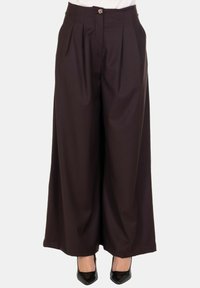 Pantaloni a gamba larga in tessuto marrone scuro, con pieghe, chiusura con bottone e tasche frontali. Tessuto liscio con una vestibilità su misura.