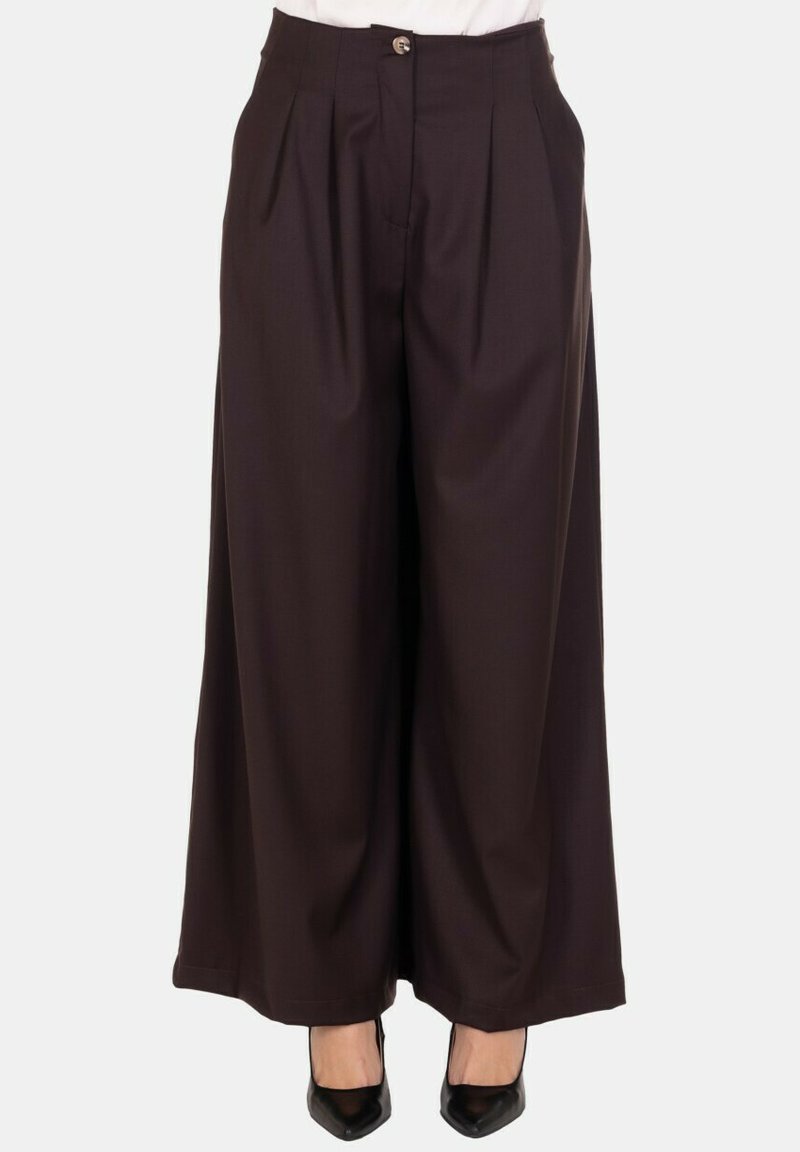 Pantaloni a gamba larga in tessuto marrone scuro, con pieghe, chiusura con bottone e tasche frontali. Tessuto liscio con una vestibilità su misura.