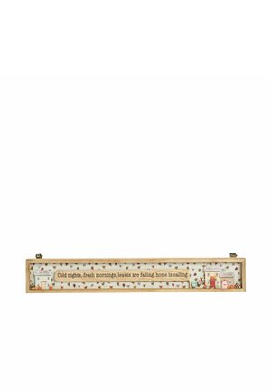 Cartello a tema autunnale incorniciato in legno con casette in miniatura su ciascun lato e testo che recita "Cold nights, fresh mornings, leaves are falling, home is calling."