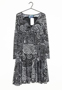 Vestido negro de manga larga con un patrón floral y espiral, escote de estilo envolvente y falda acampanada de tejido texturizado.