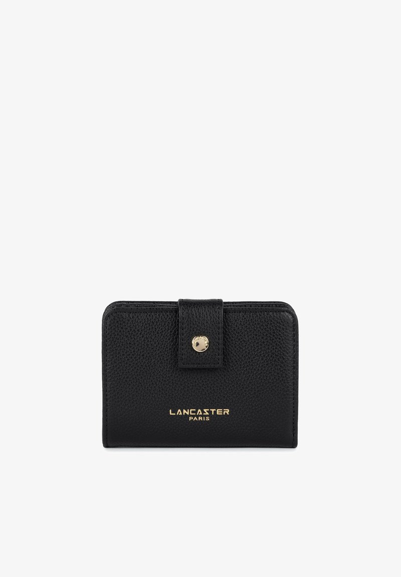Portefeuille en cuir noir texturé avec bouton doré et logo doré "Lancaster Paris" à l'avant.
