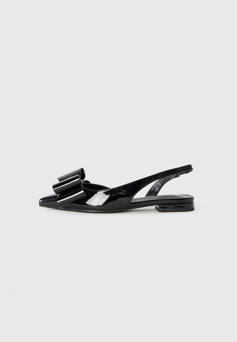Čierne lakované kožené slingback topánky s špicatou špičkou, na prednej strane zdobené veľkou dekoratívnou mašľou a s nízkym blokovým podpätkom.