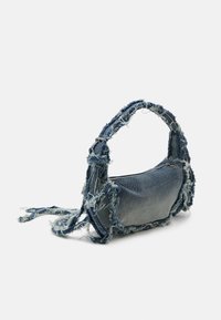 Denim torbica, ki ima zasnovo s frufru robom, gradient od temno modre do svetlo modre in eno zavito ročico. Zadrga na vrhu.