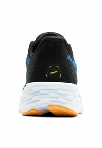 Scarpa sportiva nera con accenti blu, caratterizzata da una tomaia in tessuto testurizzato, un'ammortizzazione bianca a intersuola e una suola in gomma arancione.