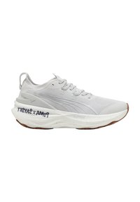 Weißer Sneaker mit einem strukturierten Mesh-Obermaterial, ausgestattet mit einer dicken, weißen Zwischensohle und einer braunen Gummisohle. Enthält das Detail "PUMA x SAYSKY" an der Seite.