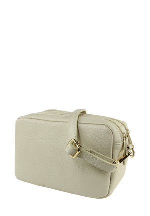 Lichtbeige leren tas met een rechthoekige vorm, dubbele ritssluiting en een afneembare schouderriem met goudkleurige details.