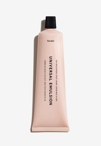 Rosa Röhrchenverpackung mit schwarzem Drehverschluss, beschriftet mit "UNIVERSAL EMULSION." Verfügt über ein minimalistisches Design und fetten schwarzen Text.