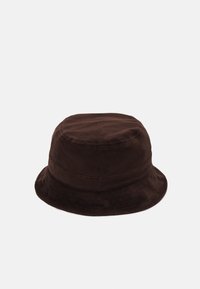 Brun bucket hat lavet af blødt materiale, med en rund krone, bred skygge og synlige syninger omkring bunden.