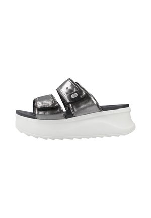 Sandalia de plataforma gris metálica con dos tiras ajustables y suela blanca gruesa, con pequeño logo en la tira superior.