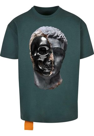 Tricou verde închis, cu un grafic ce prezintă un bust din marmură, având suprapusă o jumătate de craniu negru, texturat și detaliat la tranziție.