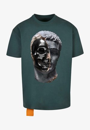Sötétzöld póló, amelyen egy márvány mellszobor grafika látható, rajta egy fekete koponya fél részével átfedésben, texturált és részletes az átmenetnél.