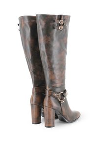 Botas altas de imitación cuero marrón con punta redondeada, tacón grueso, hebillas decorativas y un acabado texturizado.