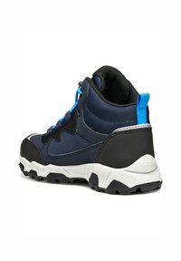 Bottes de randonnée bleu marine et noires avec une tige synthétique texturée, des lacets bleus et une semelle en caoutchouc blanche dotée d'un motif de tread robuste.