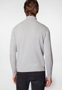 Szary sweter z długim rękawem o wysokim kołnierzu i prążkowanym wykończeniu. Posiada gładką teksturę i dopasowany krój, co widać z tyłu.