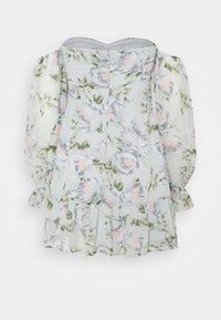 Blouse florale en tissu bleu clair, avec des manches bouffantes, un corsage ajusté et un ourlet à volants, ornée de motifs de roses roses et vertes.