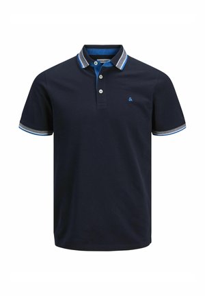 Camisa polo azul marino con un tapeta de dos botones, cuello y acabados de mangas en un tono azul claro contrastante, y un pequeño logotipo en el pecho.