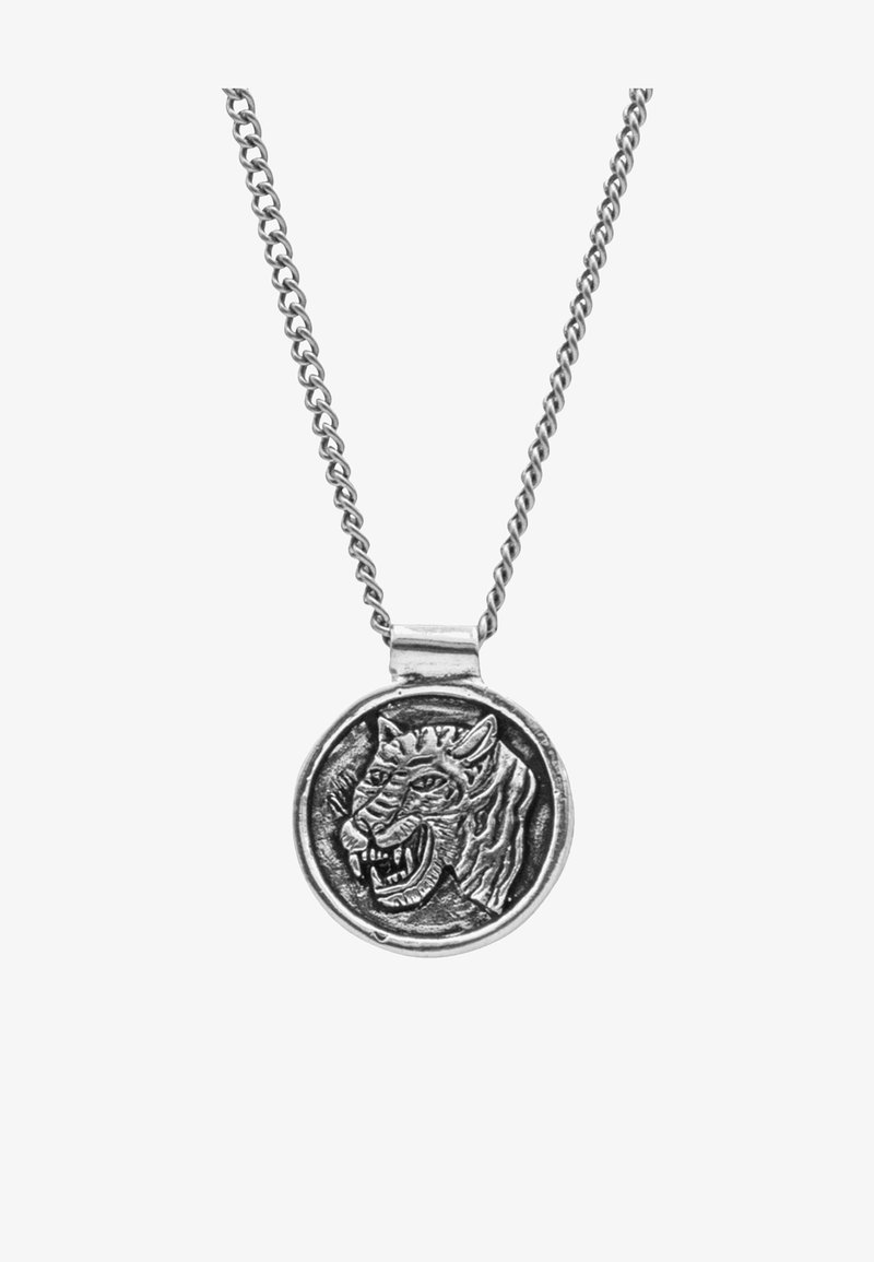 Sudraba ķēdes kaklarota ar apaļu piekariņu, kurā ir sīki izstrādāta tīģera galvas dizains, parādot tekstūras un sarežģītas sejas iezīmes.