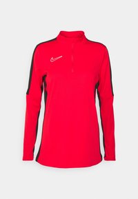 Punainen pitkähihainen urheiluisa toppi, jossa on neljännesvetoketjukaulus. Sivupaneelit mustat ja vasemmassa yläkulmassa valkoinen Nike-logo. Joustava kangas.