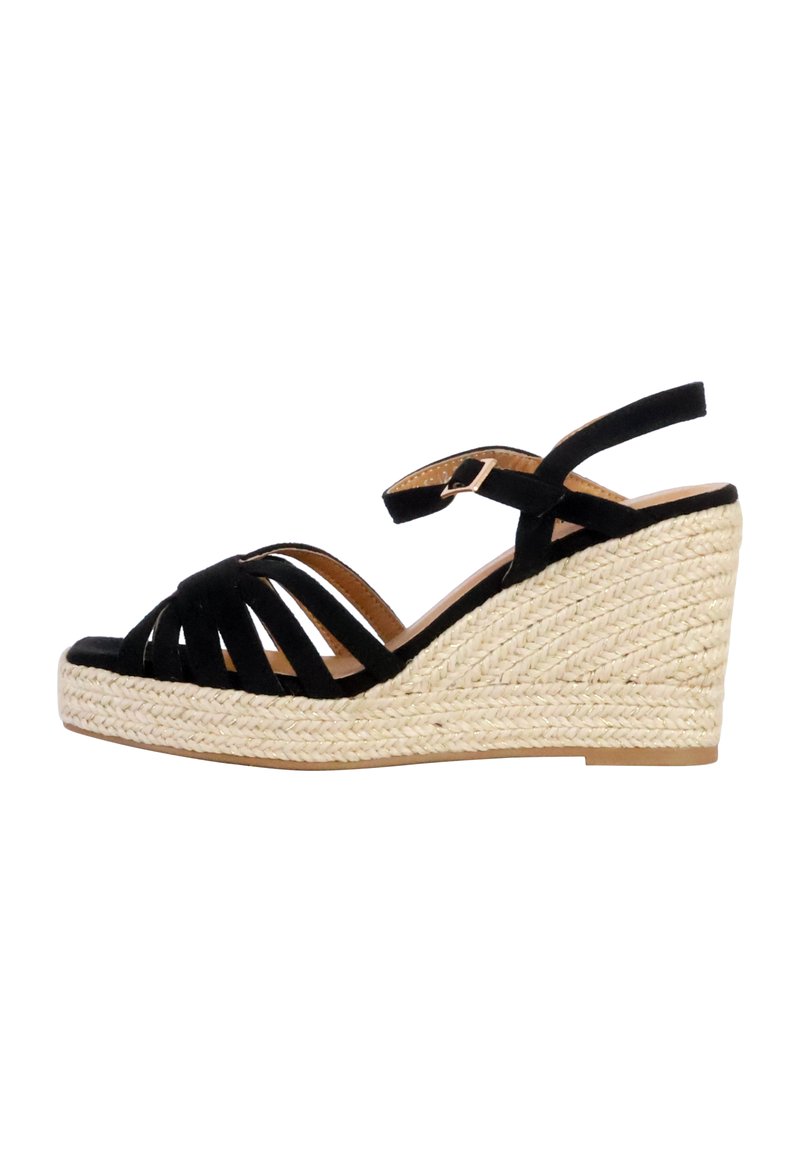 Sandalo con tacco a cuneo in suede nero, con punta aperta, cinturini sulla parte superiore e una piattaforma in juta intrecciata. Cinturino alla caviglia con chiusura a fibbia metallica.