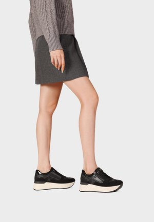 Queen Helena, X35-25 - Sneakers basse - nero