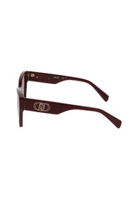 Occhiali da sole con montatura bordeaux di forma rettangolare, dotati di dettagli in oro e di un logo accentato sulle tempie. Finitura testurizzata.