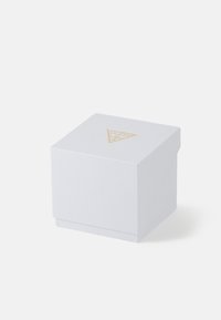 Boîte carrée blanche avec finition texturée, présentant un logo en triangle doré sur le dessus. Design simple avec un couvercle pliable pour la fermeture.