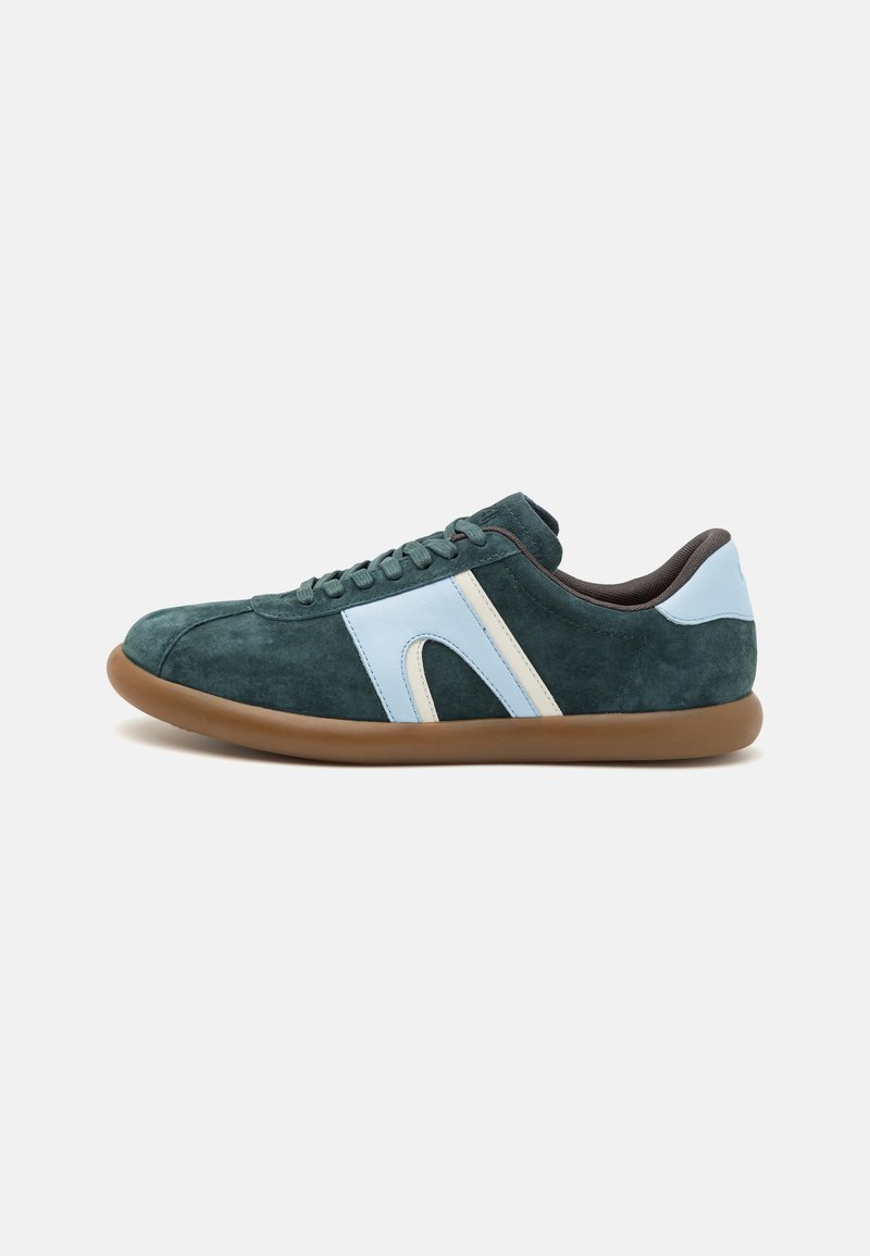 Sneaker verde in camoscio con accenti blu chiaro e bianchi, punta arrotondata, suola piatta marrone e chiusura con lace-up. Texture liscia in tutto il modello.