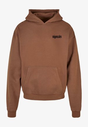 Barna kapucnis pulóver állítható kapucnival, elülső zsebbel és fekete felirattal a bal mellen. Puha, texturált anyagból készült.