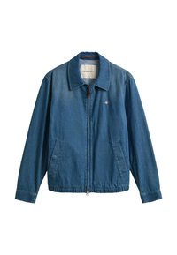 Μπλε denim μπουφάν με φερμουάρ και γιακά, δύο μπροστινές τσέπες και μικρό λογότυπο GANT στο αριστερό στήθος.