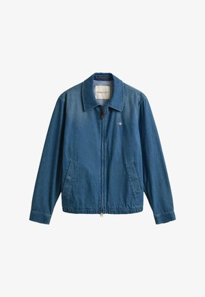 Blaue Denim-Jacke mit Reißverschluss, Kragen, zwei aufgesetzten Taschen und kleinem GANT-Logo auf der linken Brustseite.
