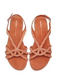 Sandali in pelle marrone con fasce incrociate, decorati con piccole gemme decorative. Fascetta alla caviglia regolabile, suola piatta e dettagli cuciti.