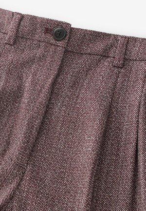 Bordo mustriga püksid, millel on herringbone muster, tekstureeritud kangas ja must nööp vöökohtadel.