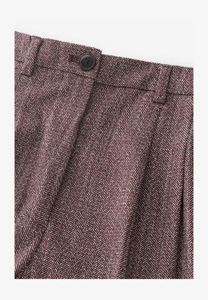 Burgunderfarbene Hose mit einem Fischgrätmuster, strukturiertem Stoff und einem schwarzen Knopf am Bund.