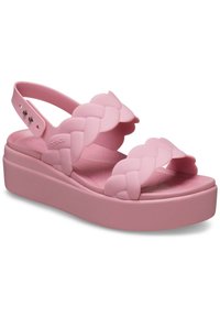 Sandales plateformes roses en caoutchouc avec des brides tressées, une sangle de talon réglable et une semelle intérieure texturée pour une meilleure adhérence.