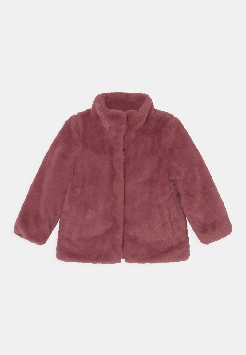 Veste à manches longues en peluche douce couleur rose poussiére, avec un col montant et une fermeture frontale cachée, conçue pour la chaleur et le confort.