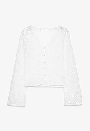 Weißes, kurzes Cardigan aus strukturiertem Strickstoff, mit tiefem V-Ausschnitt und langen Ärmeln sowie einem Knopfverschluss auf der Vorderseite.