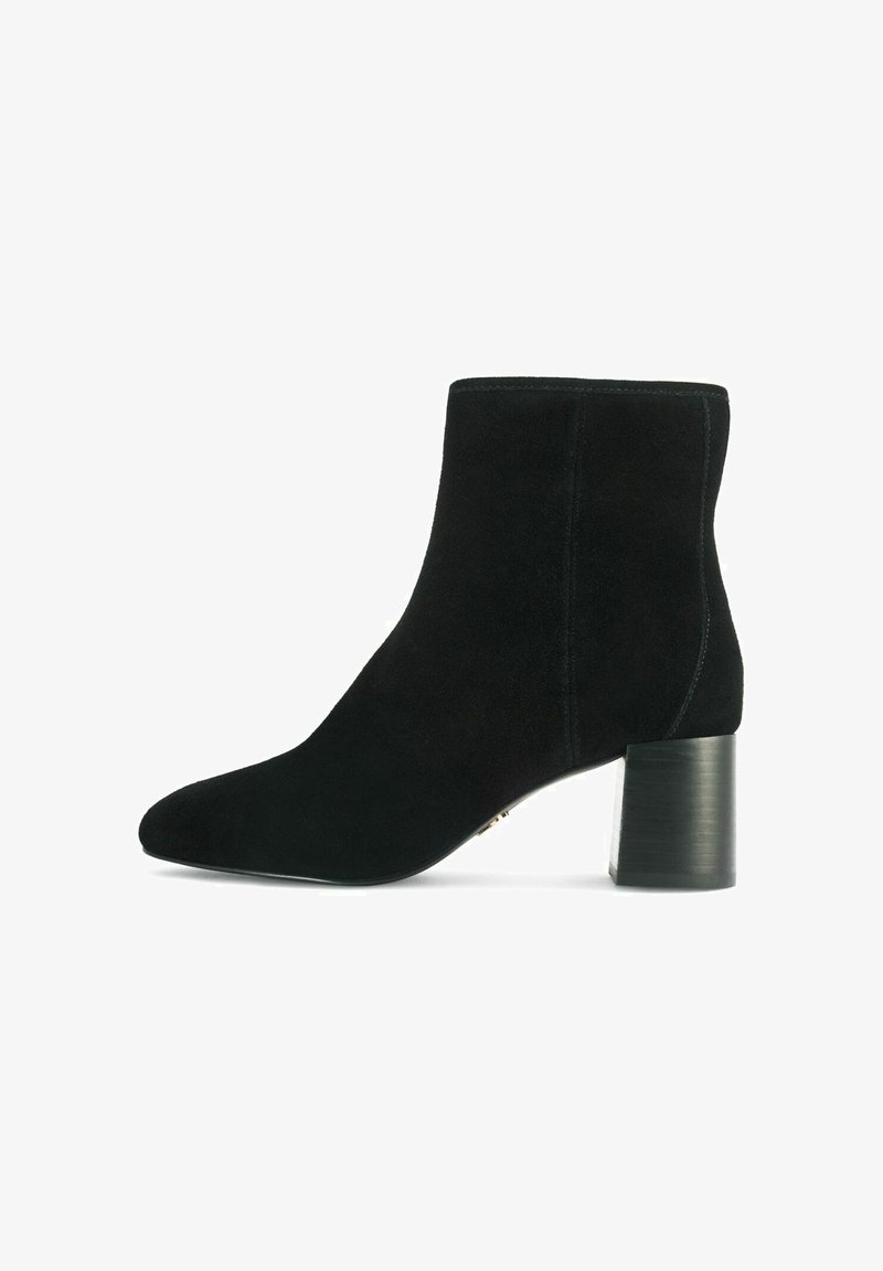 Czarne zamszowe botki za kostkę z ostrym noskiem, wyraźnie zarysowanym kształtem i masywnym obcasem. Posiadają minimalne detale szycia i gładką fakturę.