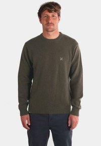Jersey verde oliva con cuello redondo, puños y dobladillo acanalados. Presenta un pequeño logo en el pecho. Fabricado con tejido texturizado.