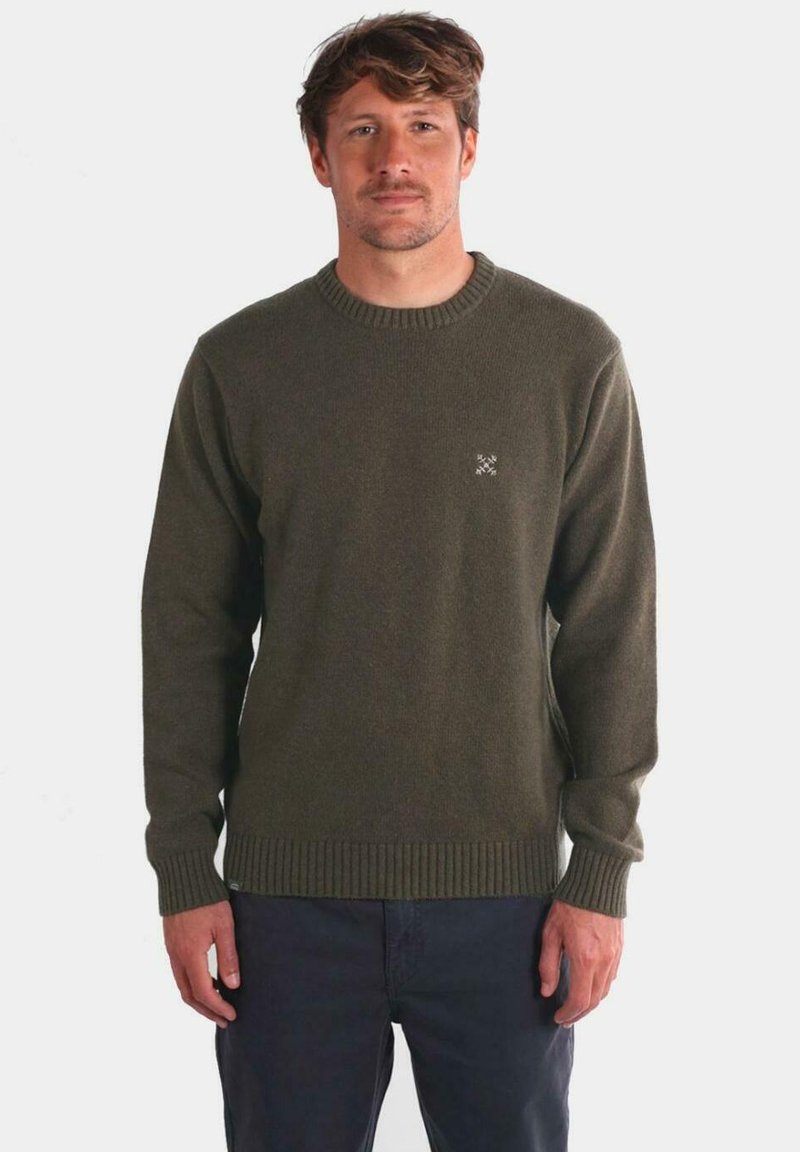 Jersey verde oliva con cuello redondo, puños y dobladillo acanalados. Presenta un pequeño logo en el pecho. Fabricado con tejido texturizado.