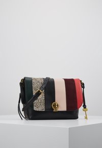 Flerfarvet lædertaske med fold-over flap, der har paneler i grøn, sort, beige, bordeaux og rød, samt en klips i guldhardware.