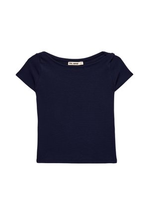 Donkerblauw cropped T-shirt met korte mouwen, een brede ronde hals en een klein merklabel aan de binnenkant van de kraag.