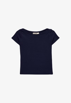 Granatowy krótki t-shirt z krótkim rękawem, szerokim okrągłym dekoltem i małą metką marki wewnątrz kołnierzyka.