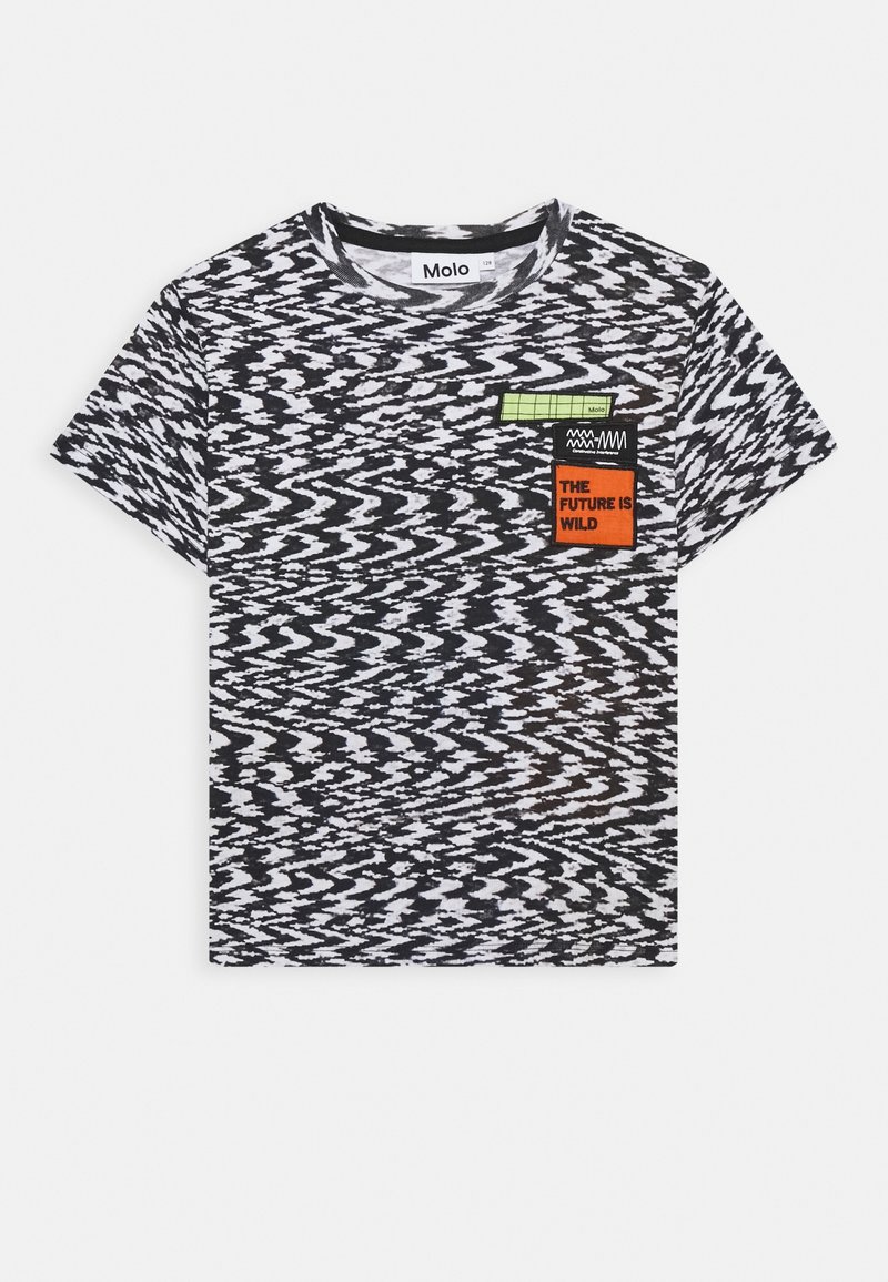 T-shirt à motifs noir et blanc avec des manches courtes, présentant des détails en patchs verts et oranges, avec l'inscription "L'AVENIR EST SAUVAGE."