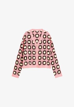 Rožinės spalvos nertos kardiganas su kreminiais ir rudos spalvos gėlių kvadratiniais raštais, ilgomis rankovėmis, V formos iškirpte ir keturiais priekiniais mygtukais.